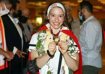 Şampiyon Ayşe Begüm Onbaşı duygularını paylaştı! Başkan Erdoğan’ın tebrik telefonu benim için çok kıymetli
