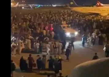 Kabil Havaalanı'nda izdiham: Taliban'ın şehri almasının ardından yaşanan tahliyelerde ortalık karıştı