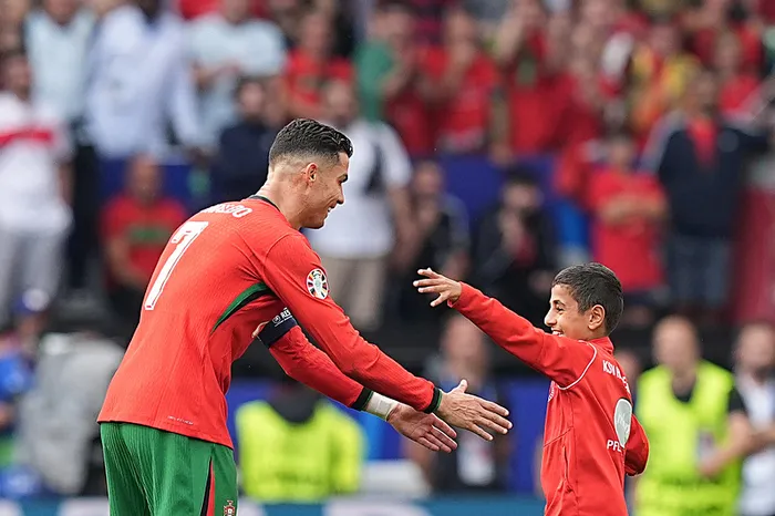 turkiye-portekiz-macinda-kucuk-taraftar-sahaya-girdi-cristiano-ronaldo-ile-fotograf-cekilmek-icin-guvenligi-pe-1719082665862.jpg Türkiye - Portekiz maçında küçük taraftar sahaya girdi! Cristiano Ronaldo ile fotoğraf çekilmek için güvenliği peşine taktı - 5