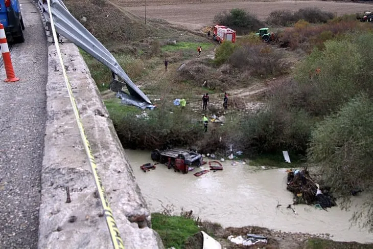 Manisa Kula’da feci olay! Araba Gediz Nehri’ne uçtu: 3 kişi hayatını kaybetti