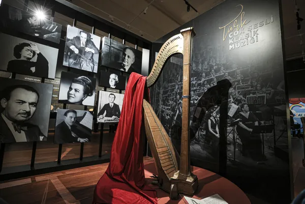 Başkan Erdoğan Cumhurbaşkanlığı Millet Kütüphane'sinde açılan Türk Müziği Tarihi Sergisi’ni gezdi! Merhum sanatçıların aile üyeleriyle sohbet etti - 5