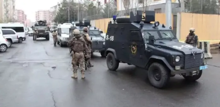 Son dakika: Diyarbakır'da polis merkezine pompalı tüfekle girip ateş açan şüpheli tutuklandı - 1