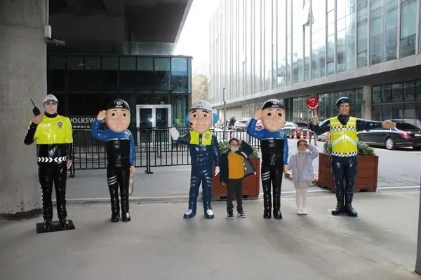 Son dakika: Yola çıkacaklar dikkat! Trafikte yeni dönem: 3 boyutlu polis arabaları yolları bekleyecek