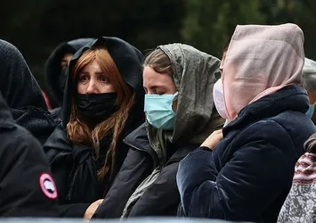 Babasını kaybeden Bige Önal'a Hande Erçel'den destek
