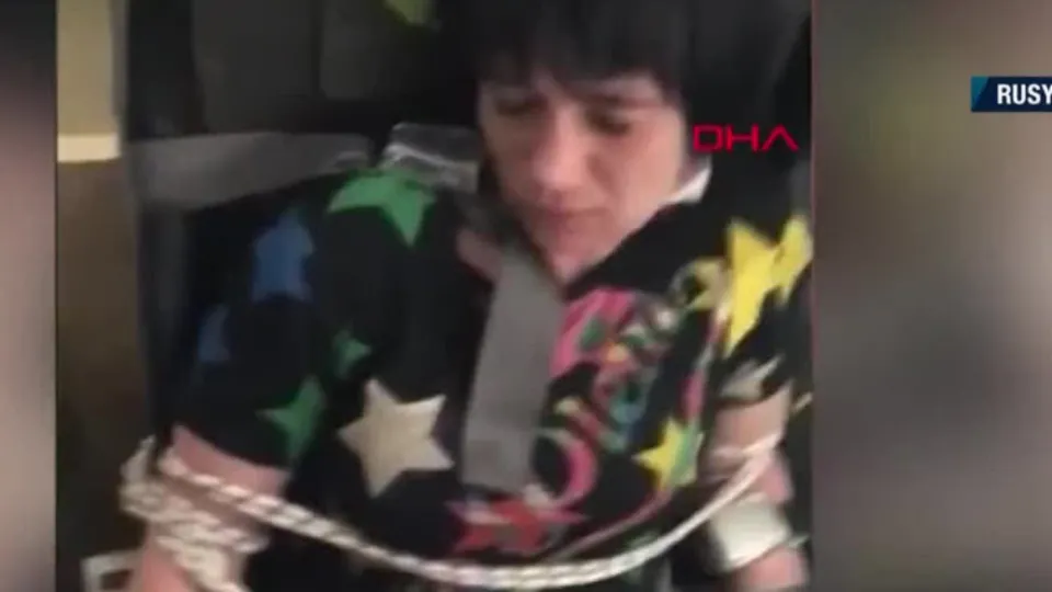 Uçağı birbirine katınca koltuğa bağlandı