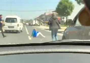 Düzce’de dehşete düşüren olay! Trafikte otomobilin kapısını açıp kendini yola attı