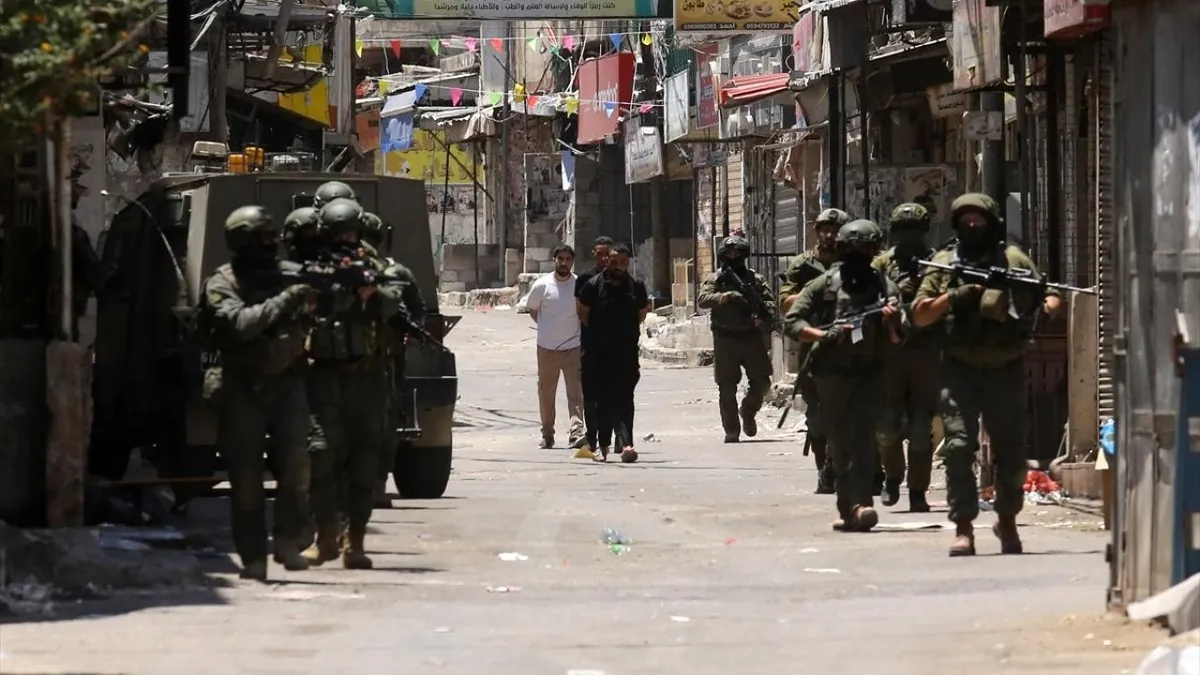 Katil İsrail kana doymuyor! Batı Şeria'da düzenlenen baskınlarda 18 Filistinli yaralandı