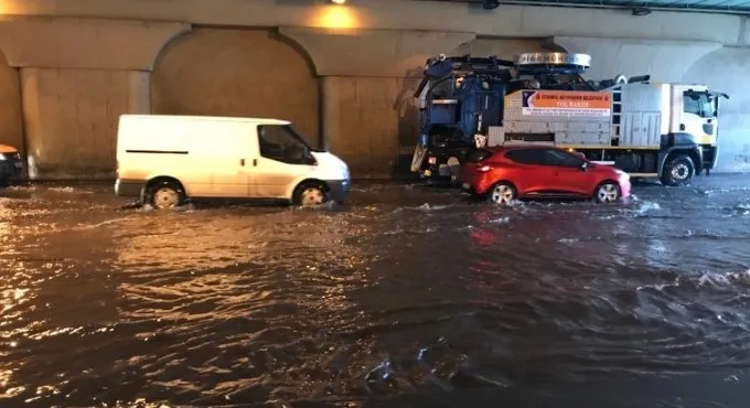 Topkapı alt geçidini su bastı! Sürücüler zor anlar yaşadı - 1