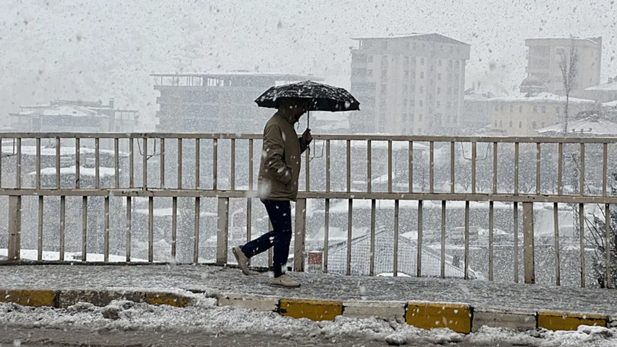 9 il için sarı kodlu uyarı: Batı ısınıyor, Doğu’da don alarmı! Fırtına ve sağanak bir arada