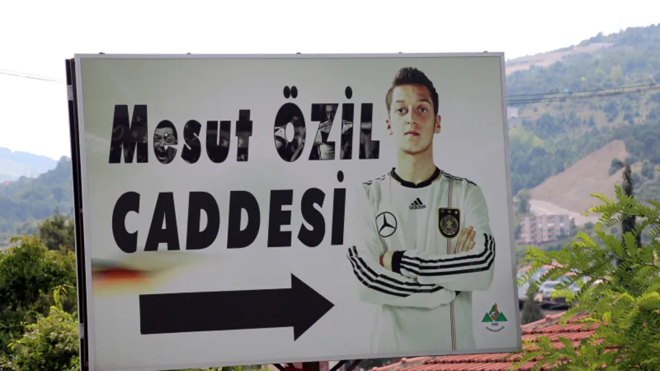 Mesut Özil'in memleketi Devrek'teki o tabela değiştirildi!