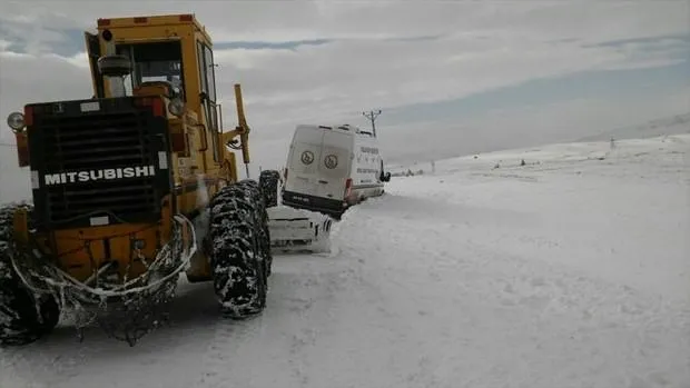 Cenaze aracı, kar nedeniyle kayarak yoldan çıktı