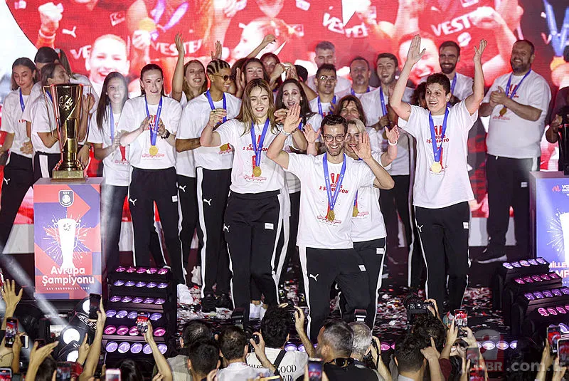 Filenin Sultanları Avrupa zaferini doyasıya kutladı! Melissa Vargas "Malatya bulunmaz eşin" türküsüyle coştu! İşte o anlar... 20