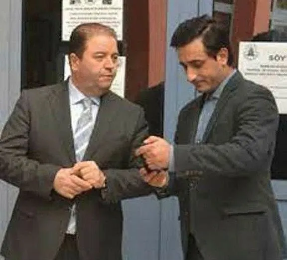 chpnin-para-kuleleri-skandalinda-flas-detay-maltepe-belediye-baskani-ali-kilicin-kasasi-melih-morsunbulde-goru-1711054159931.jpeg CHP'nin 'Para Kuleleri' skandalında yeni perde! Maltepe Belediye Başkanı Ali Kılıç’ın danışmanı Melih Morsünbül'de görüntülerde... - 3