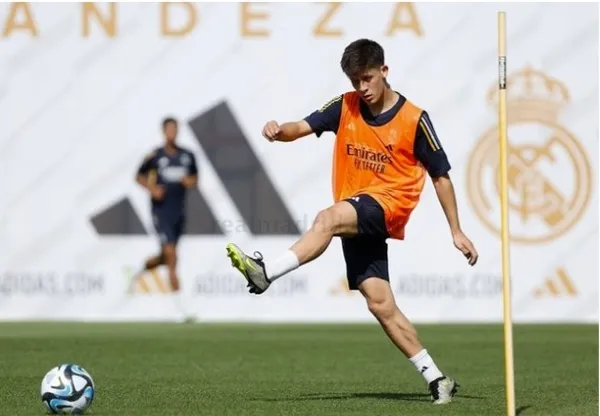 arda-gulerin-real-madrid-antrenmanindan-ilk-karesi-1689019105281.jpg Arda Güler'in Real Madrid antrenmanından ilk kareleri... - 1