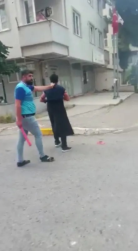 Taciz iddiası öfkeli kocayı çılgına çevirdi! Sokak ortasında kepaze oldu - 1