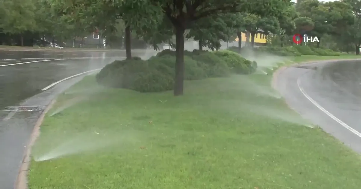 İBB yağan yağmurun altında çim suladı