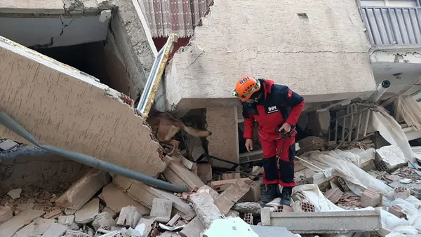 elazig-depreminde-dilek-apartmani-14-kisiye-mezar-olmustu-birbirlerini-sucladilar-1606282317155.jpg Elazığ depreminde Dilek Apartmanı 14 kişiye mezar olmuştu! Birbirlerini suçladılar - 6