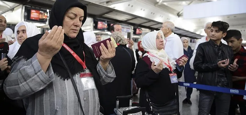 Şehit yakınları ve gaziler umreye gitti