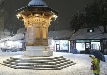 Bosna Hersek'in başkenti Saraybosna'da kar etkili oldu