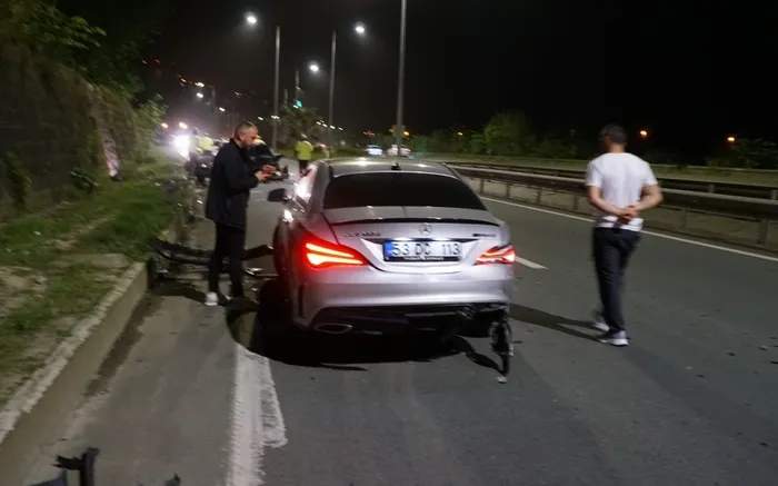 1714079592738.jpg 3 otomobil zincirleme kazaya karıştı: 2 yaralı - 2