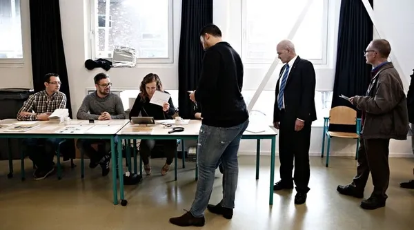 son-dakika-hollandada-secimler-sonuclandi-basbakan-mark-ruttenin-liderligi-birakmadi-1616015431091.jpg Son dakika: Hollanda'da seçimler sonuçlandı! Başbakan Mark Rutte'nin liderliği bırakmadı - 3