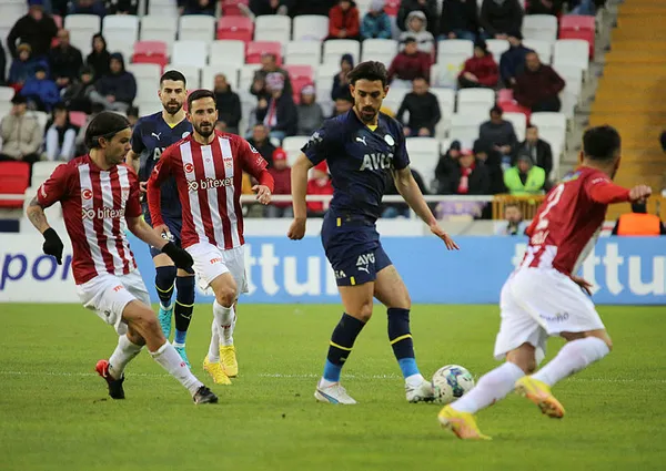 Fenerbahçe Sivasspor’u 3 golle geçti! Şampiyonluk yarışında önemli galibiyet MAÇ SONUCU ÖZET