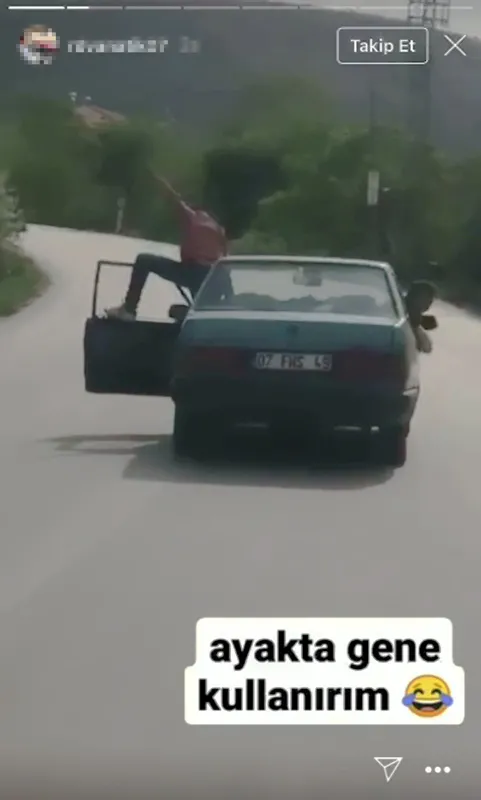 1619937739442.jpg Antalya’da trafikte dehşete düşüren görüntü! Önce kapısına çıktı sonra tavanına oturdu - 3