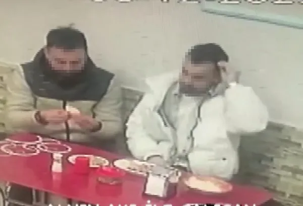 elazigda-musterinin-para-odememek-icin-yapmadigi-rezillik-kalmadi-sacini-koparak-yemege-koydugu-anlar-kamerada-1670404369273.jpg Elazığ’da müşterinin para ödememek için yapmadığı rezillik kalmadı! Saçını koparak yemeğe koyduğu anlar kamerada - 1