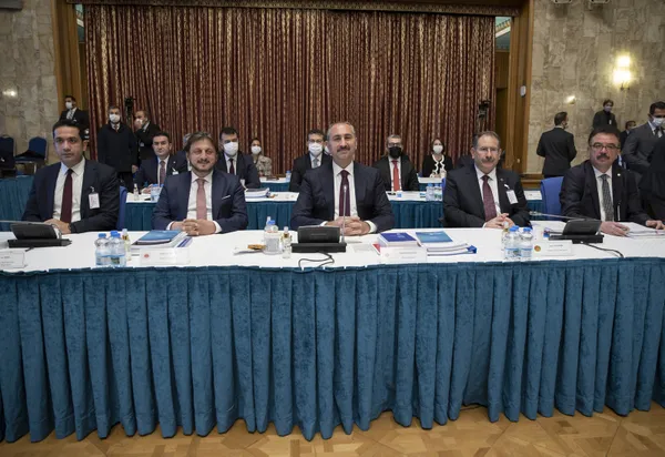 son-dakika-adalet-bakani-abdulhamit-gulden-istihdam-mujdesi-binlerce-personel-alinacak-1637744188322.jpg Son dakika: Adalet Bakanı Abdulhamit Gül'den istihdam müjdesi: Binlerce personel alınacak - 3