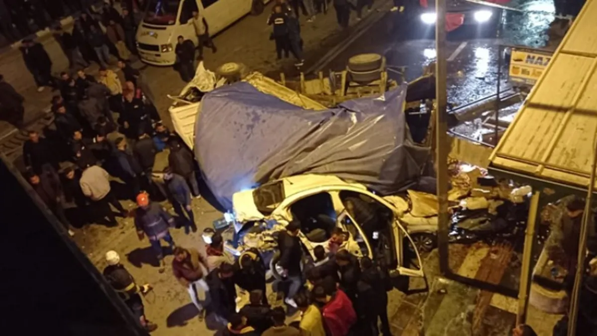 Şanlıurfa'da can pazarı! Kamyon üst geçitten düştü: Ölüler ve yaralılar var