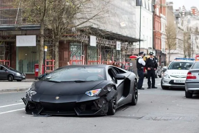 Londra’da Lamborghini Aventador kazası