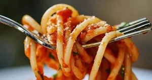 İtalyanların sırrı buymuş! Makarnayı su yerine bununla haşlayın...