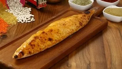 Bir tepsisi şipşak hazır olan pide tarifi! Oklava, merdane derdi yok! Herkesin yapabileceği lezzet şöleni...