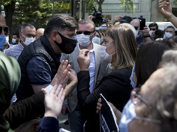 HDP’li vekillerin provokasyonuna polis geçit vermedi!