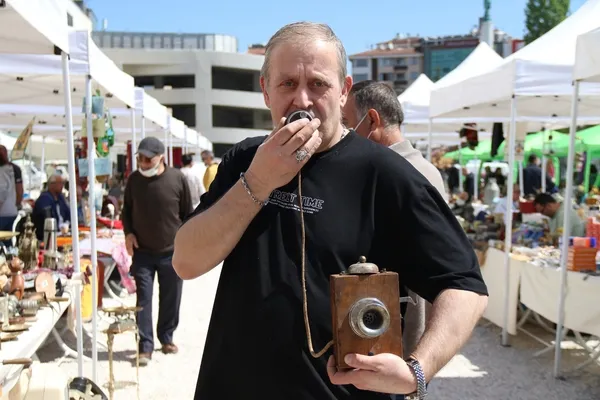 1900-yilina-ait-telefonun-atasi-nostalji-tutkunlarinin-ilgi-odagi-oldu-1652691863960.jpg “1900 yılına ait” telefonun atası nostalji tutkunlarının ilgi odağı oldu - 3