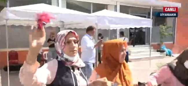 Anneler kazandı, A Haber ekrana taşıdı! HDP önünde davullu zurnalı kutlama