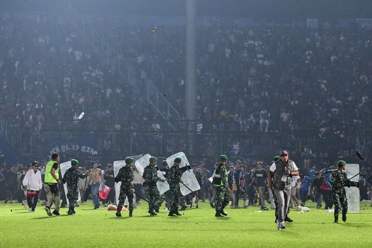 Futbol maçında izdiham çıktı! Endonezya’da iki rakibin taraftarları birbirine girdi | Çok sayıda ölü ve yaralı var
