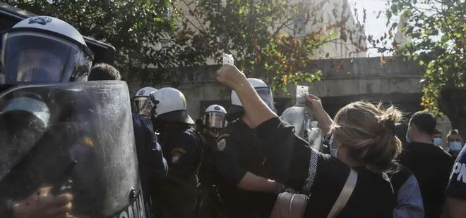 Yunanistan’da çiftçiler sokaklara döküldü
