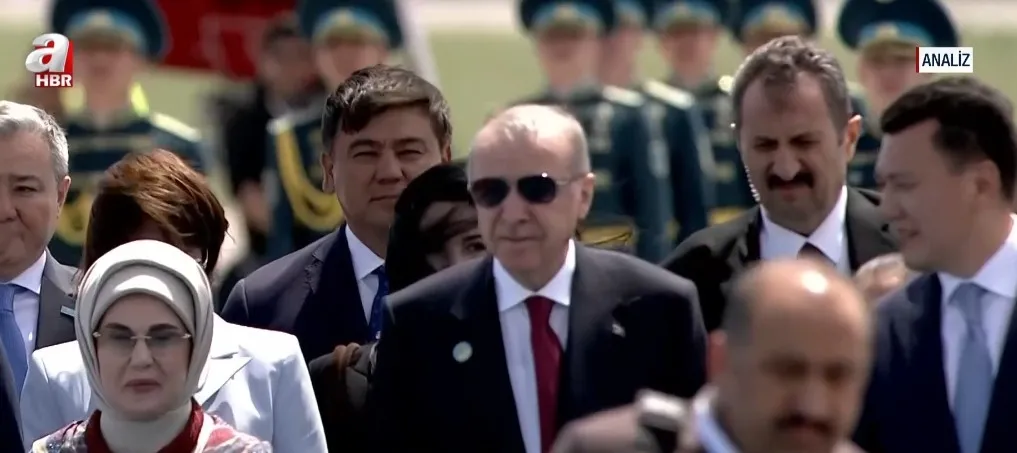 analiz-siyasette-vefa-sinavi-lidere-yuk-mu-lidere-destek-mi-1791591835115.jpg Erdoğan, yol arkadaşlığında vefa ve dayanışmanın önemine dikkat çekti (Fotoğraf: ahaber.com.tr / ekran görüntüsü)