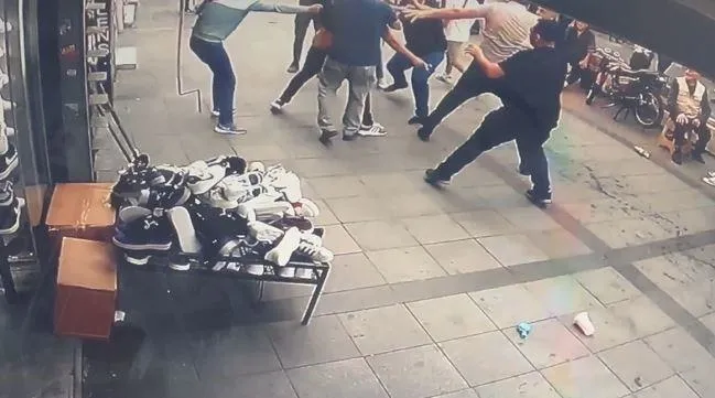 kavga-eden-iki-esnafi-ayirmaya-calisirken-vuruldu-1713294411351.jpeg