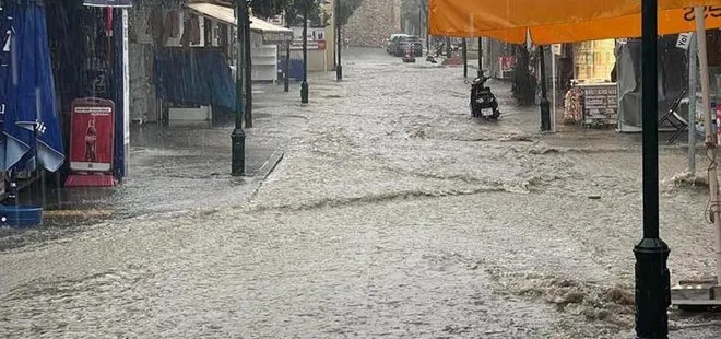 İzmir Çeşme’de sağanak etkili oldu! Yollar göle döndü masa ve sandalyeler akıntıya kapıldı