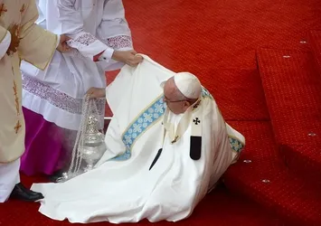 Papa canlı yayında kaza geçirdi