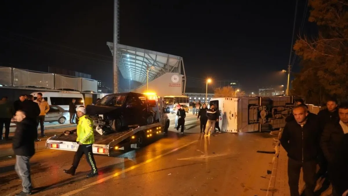 Niğde'de facia gibi kaza! İşçi servisi ile otomobil çarpıştı: 11 yaralı