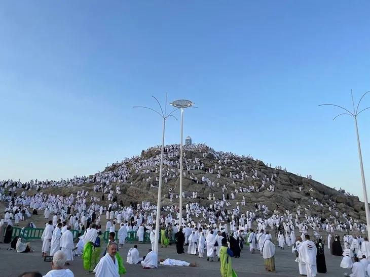 Salgın sonrası kutsal topraklarda bir ilk! 1 milyon hacı adayı Arafat’ta buluştu