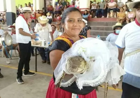 Meksika'da bir acayip düğün: Belediye başkanı timsahla evlendi