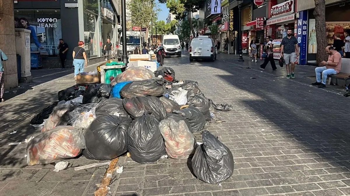 Karşıyaka'da işçiler iş bıraktı sokaklar çöple doldu taştı! A Haber o sokakları görüntüledi: Fareler cirit atıyor