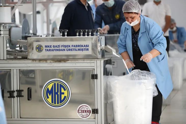 Sanayi ve Teknoloji Bakanı Mustafa Varank Kırıkkale’de maske üretim atölyesini ziyaret etti