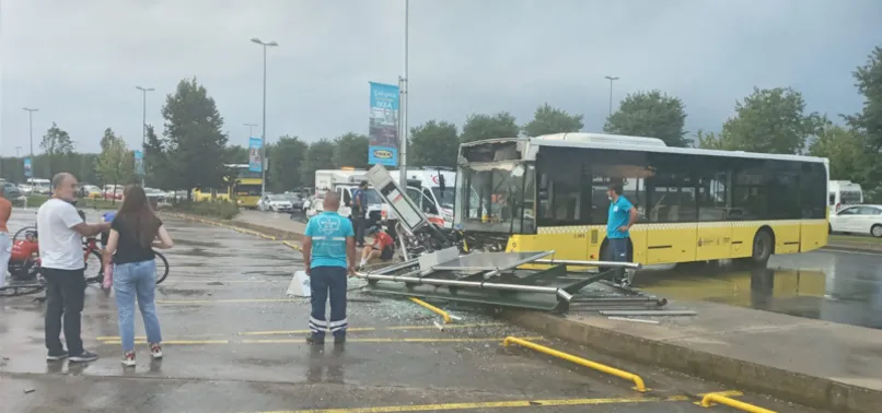 İETT otobüsü bisikletlilere çarptı: 4 yaralı