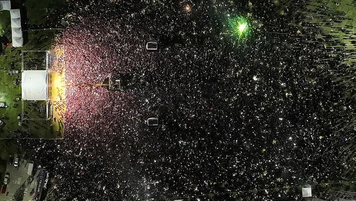 Trabzonspor’un şampiyonluk kutlamasında ışık şov! 176 bin taraftar katıldı