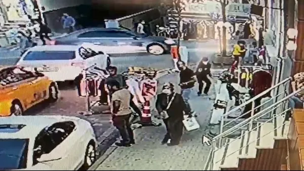 esenyurtta-emlakciya-silahli-saldiri-dukkana-kursun-yagdirdi-1631696095484.jpg Esenyurt’ta emlakçıya silahlı saldırı! Yoldan geçen kadın da yaralandı - 3